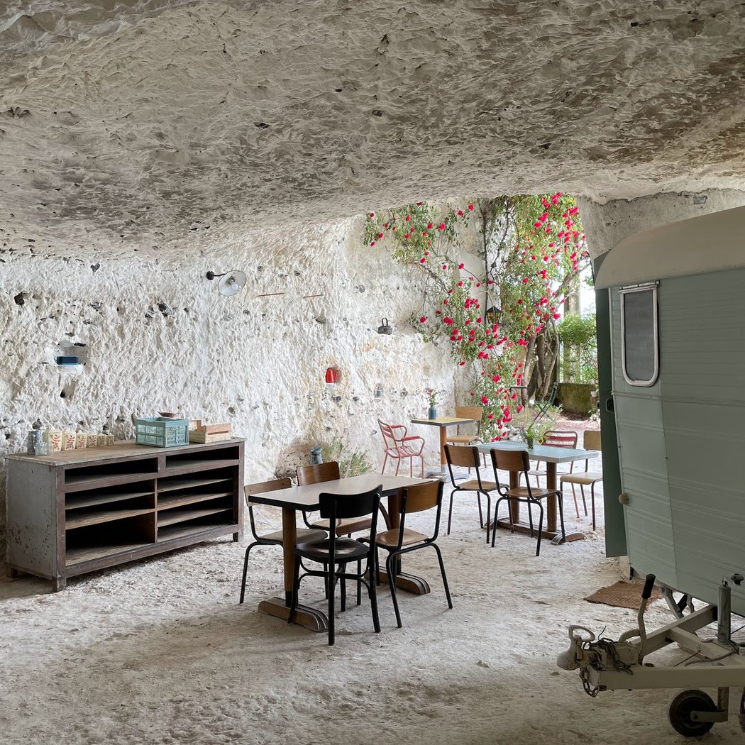 DÉJÀ VU café dans les grottes 2